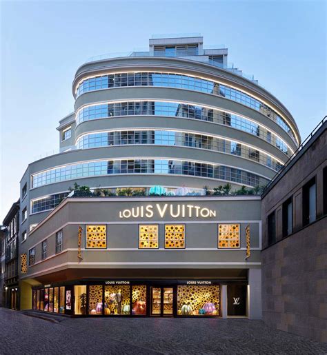 Louis Vuitton in Milan: a former garage full of fashion, 